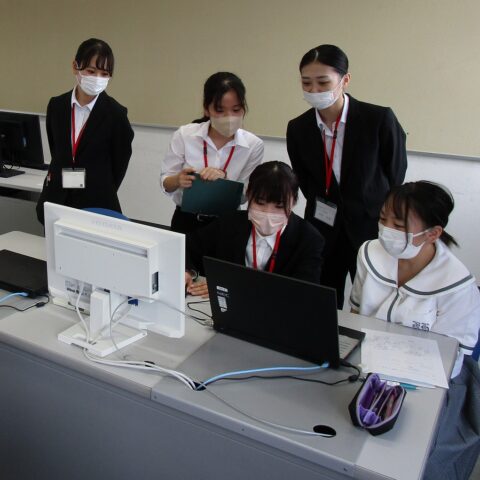 倉敷芸術科学大学の学生（３年生）が教育実習に向けた事前見学実習を行いました。