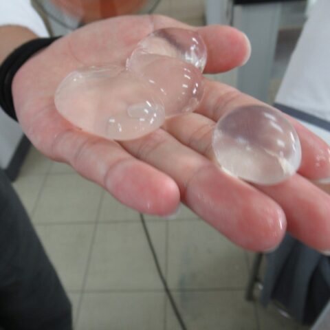 「つかめる水」をつくる？実験