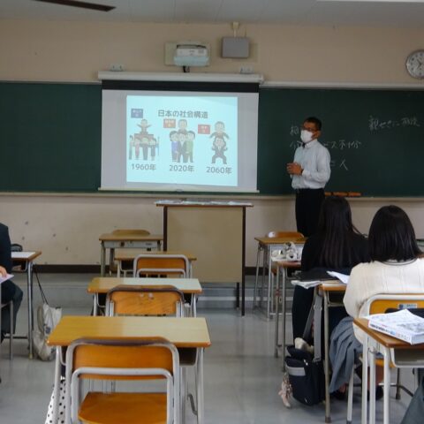 介護職員初任者研修の修了証が授与されました（介護モデル3年生）