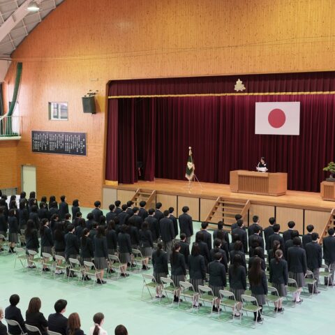 令和７年度入学式を本校体育館で挙行しました