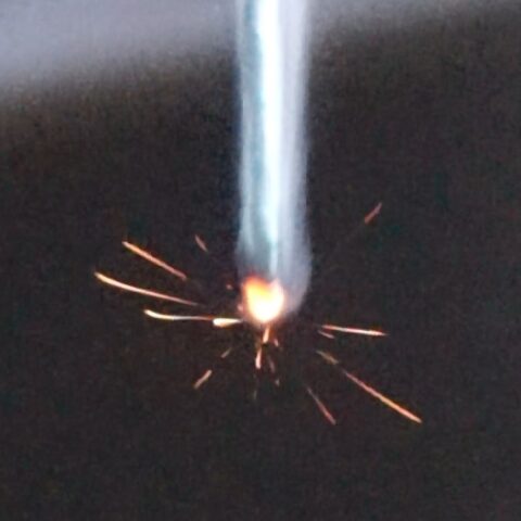 宇宙と自然の授業で火薬を使わないタイプの線香花火を作りました。