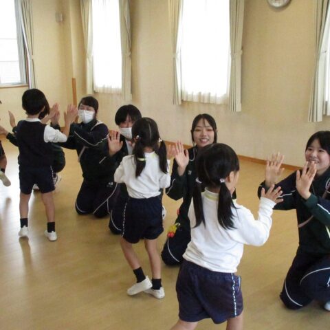 はちまんこども園の５歳児とレクリエーションで交流しました。（３年保育モデル）