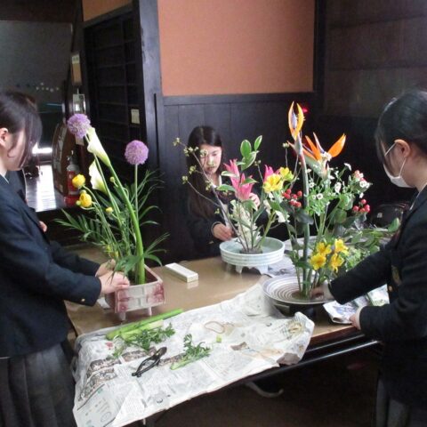 華道部「まちや茶会」の花を生ける