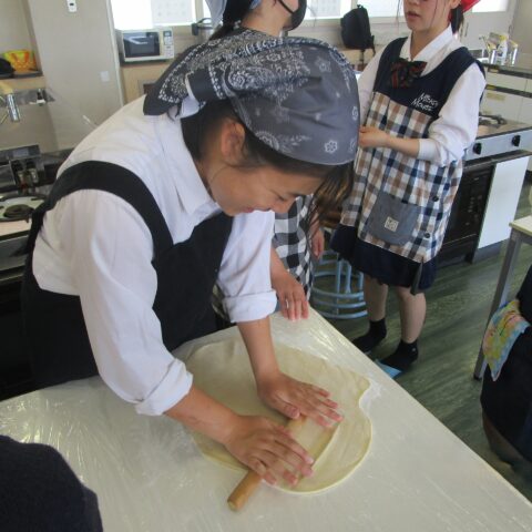 手打ちうどん作りに挑戦!~グルテンの働きを実際に見て学びました~